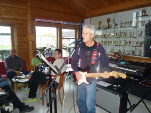 Knut er ikke bare rask til beins, han er også en fabelaktig gitarspiller