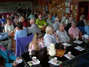 Folksomt rundt kaffebordet